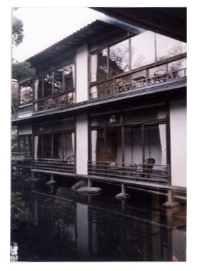 渡り廊下から部屋をのぞむ